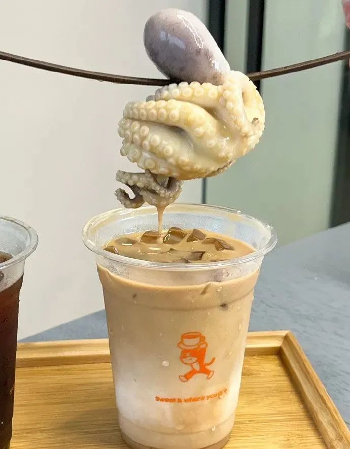 吃网红黑暗料理的人是谁呀,_皮蛋咖啡_章鱼拿铁